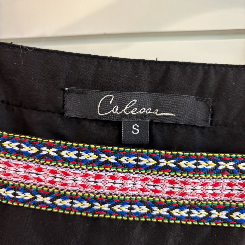 Calessa Black Floral Embroidered Blouse NWT - Picture 3 of 4